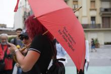 Sabrina Sanchez, secrétaire générale de l'association espagnole "Aprosex" porte un parapluie siglé "Les travailleuses du sexe ont envie...d'avoir des droits" pendant une conférence de presse à Barcelo