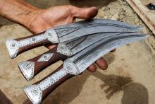 Des poignards fabriqués à partir de débris de roquettes, photographiés dans la ville yéménite d'Al Hajja, le 28 juillet 2018