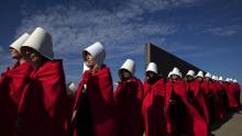 Des militantes pour la légalisation de l'avortement habillées en personnages de "La servante écarlate" de l'auteure canadienne Margaret Atwood, défilent dans le parc de la Mémoire, le 5 août 2018 à Bu