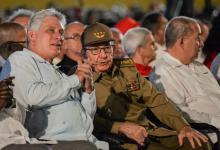 L'ancien président cubain Raul Castro (c) et son successeur Miguel Diaz-Canel, le 26 juillet 2018 à Santiago de Cuba