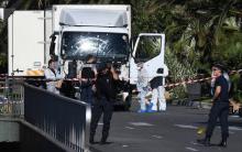 La police autour du camion à l'origine de l'attaque terroriste de Nice le 15 juillet 2016