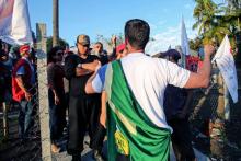 Un soutien du candidat d'extrême droite à la présidentielle brésilienne, Jair Bolsonaro, interpelle les supporteurs de l'ancien président Lula le 31 août 2018 à Curitiba (sud)