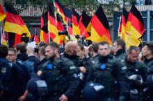 Encadrés par les forces de l'ordre, des partisans du parti d'extrême droite AfD défilent à Chemnitz dans l'est de l'Allemagne le 1er septembre 2018