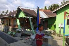 Photographie diffusée le 28 septembre 2018 par l'agence indonésienne de gestion des catastrophes (National Agency for Disaster Management, BNPB) montrant une maison effondrée après un séisme à Donggal