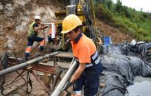 Un ouvrier travaille sur un forage de lithium à la mine de Barroso à Boticas dans le nord du Portugal, le 3 septembre 2018
