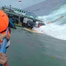 Photo fournie par l'Agence nationale indonésienne de gestion des catastrophes Indonesia's Badan Nasional Penanggulangan Bencana montrant le naufrage d'un ferry dans les eaux de l'île des Célèbes (Sula