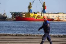 Un employé marche dans le port ukrainien de Marioupol le 14 août 2018
