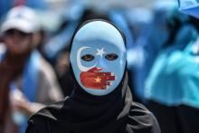 Une manifestante à Istanbul en Turquie en soutien aux musulmans ouïghours, le 5 juillet 2018, devant le consulat chinois