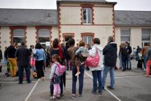 Parents et enfants le jour de la rentrée dans une école de l'ouest de la France, à Vertou, en 2017