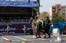 Des soldats portent un camarade blessé lors d'un attentat contre une parade militaire, le 22 septembre 2018 à Ahvaz, en Iran