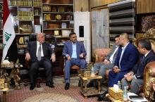 Photo fournie par le bureau du Premier ministre irakien, Haider al-Abadi, qui montre le chef du gouvernement (G) réuni avec des responsables locaux lors d'une visite le 10 septembre 2018 dans la ville