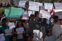 Au Népal, des écoliers et étudiants manifestent pour le climat et contre l'usage des combustibles fossiles, à Katmandou le 8 septembre 2018, dans le cadre de la journée mondiale de manifestations "Ris