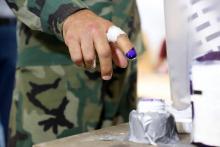 Un membre des forces kurdes montre son doigt couvert d'encre après avoir déposé son bulletin de vote pour les élections du Parlement local dans la région autonome du Kurdistan d'Irak, le 28 septembre 
