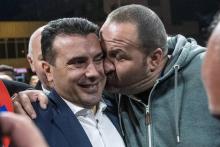 Un partisan du Premier ministre macédonien Zoran Zaev (G) l'embrasse durant un débat pour le "oui" avant le référendum sur un changement de nom du pays pour qu'il devienne la "République de Macédoine 