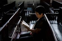 Une Chinoise lit la Bible dans une église à Wuhan, le 23 septembre 2018