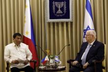 Le président israélien Reuven Rivlin (D) reçoit son homologue philippin Rodrigo Duterte (G) à Jérusalem le 4 septembre 2018