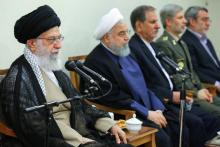 Photo distribuée par le bureau du guide suprême montrant l'ayatollah Ali Khamenei (G), accompagné du président Hassan Rohani (D), le 29 août 2018 à Téhéran