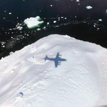 Un avion P-3 de la Nasa mesure l'épaisseur d'un iceberg dans l'Arctique, le 10 mai 2017