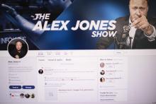 Alex Jones, le complotiste américain d'extrême-droite, répond à des journalistes le 5 septembre 2018 à Washington
