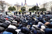 Des fidèles musulmans participent à une prière devant la mairie de Clichy pour protester contre la f