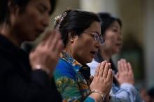 Des fidèles assistent à une messe à la cathédrale de Pékin le 22 septembre 2018