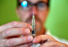 Un pharmacien tient une seringue contenant un vaccin contre la grippe à Bordeaux le 6 octobre 2017