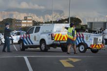 Des véhicules de police et de secours à l'usine de munitions sud-africaine Rheinmetall-Denel après une explosion le 3 septembre 2018