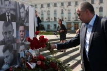 Le dirigeant de la Crimée Sergueï Aksyonov dépose des fleurs devant le mémorial improvisé pour Alexandre Zakharchenko à Simferopol, le 1er septembre 2018.