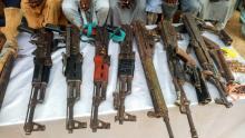 Des armes présentées par les forces de sécurité du Nigeria comme saisies auprès de combattants de Boko Haram, à Maiduguri (nord-est), le 18 juillet 2018