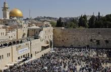 Des dizaines de milliers de juifs sont réunis devant le Mur des Lamentations à Jérusalem pour la "bénédiction des prêtres" célébrée lors de la fête de Souccot, le 26 septembre 2018
