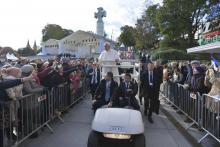 Le pape François salue la foule depuis sa "papamobile" à son arrivée pour une messe sur la Place de la liberté à Tallinn (Estonie) le 25 septembre 2018, au troisième jour de sa visite dans les pays ba