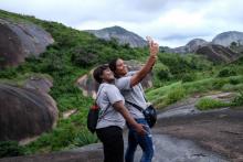 De jeunes Nigérians font des selfies dans les collines d'Idanre, dans le sud-ouest du Nigeria, le 25 août 2018