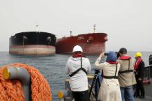 Un pétrolier iranien et un pétrolier sud-coréen amarrés dans l'Ile de Khark, une île du golfe Persique appartenant à l'Iran, le 12 mars 2017