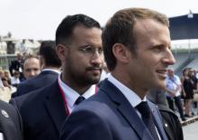 Le président français Emmanuel Macron (d) marche devant Alexandre Benalla (g) à la fin du défilé militaire du 14 juillet 2018 à Paris