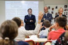 Emmanuel Macron échange avec des élèves du collège Jules-Renard à Laval le 3 septembre 2018, jour de la rentrée des classes
