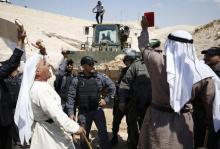 Des militants pro-palestiniens et des bédouins protestent contre la tentative de l'armée israélienne de barrer la route menant au village de Khan al-Ahmar en Cisjordanie occupée, promis à la démolitio
