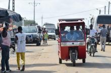 Une voiturette solaire à trois roues dans les rues de Jacqueville, le 17 août 2018 en Côte d'Ivoire