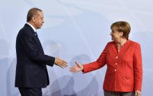 La chancelière allemande Angela Merkel accueille le président turc Recep Tayyip Erdogan à son arrivée au sommet du G20 à Hambourg, le 7 juillet 2017