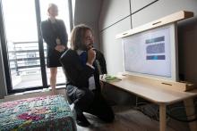 Le député Cédric Villani visite le nouveau laboratoire de recherche en intelligence artificielle de Google à Paris, le 18 septembre 2018