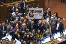 Des députés chiliens se réjouissent du vote d'une loi autorisant le changement de nom et de sexe dès 14 ans, le 12 septembre 2018 à Valparaiso