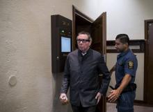 Le Français Jean-Claude Arnault (G) quitte la salle du tribunal de Stockholm où se tient la dernière audience de son procès pour deux viols présumés commis en 2011, le 24 septembre 2018