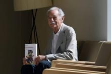 L'écrivain espagnol Eduardo Mendoza pose avec son nouveau livre "El rey recibe" (traduit littéralement par "Le roi reçoit"), à Barcelone le 4 septembre 2018.