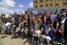 Manifestation devant les locaux de l'ONU dans la capitale yéménite Sanaa pour le transfèrement à l'étranger des combattants rebelles Houthis blessés, le 12 septembre 2018