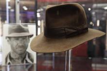 Le chapeau d'Indiana Jones, interprété par l'acteur Harrison Ford, exposé à Londres, le 6 septembre 2018