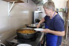 Une volontaire prépare un repas à Mariana, dans la ville porto-ricaine d'Humacao, le 12 septembre 2018