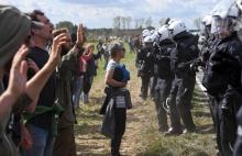 Des militants écologistes font face aux policiers dans la forêt de Hambach à Kerpen, en Allemagne le 15 septembre 2018.