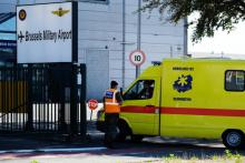 Une ambulance arrive à l'aéroport militaire de Melsbroek, le 26 septembre 2018, alors que la reine des Belges Paola est rapatriée d'Italie après un AVC