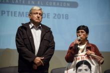 Le président-élu du Mexique, Andres Manuel Lopez Obrador, écoute le témoignage d'une parente d'un des 43 étudiants disparus dans le sud du pays, lors d'une réunion à Mexico marquant le quatrième anniv