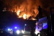 Les pompiers luttent contre un incendie près de Gois au Portugal, dans la nuit du 21 au 22 juin 2017