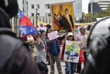 Des partisans de l'ex-président Rafael Correa manifestent devant la Cour de justice d'Equateur, le 21 septembre 2018 à Quito